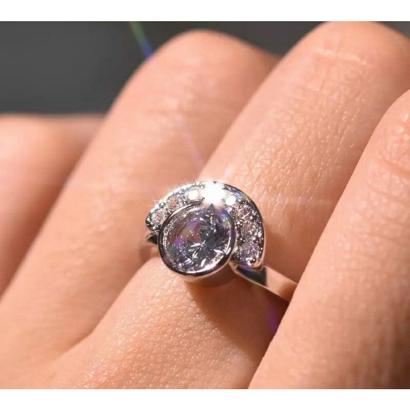 NEW Women's‎ 2 ct 925 Silver Half Moon Solitaire Simulated Diamond Ring, Size 7 - Picture 4 of 9